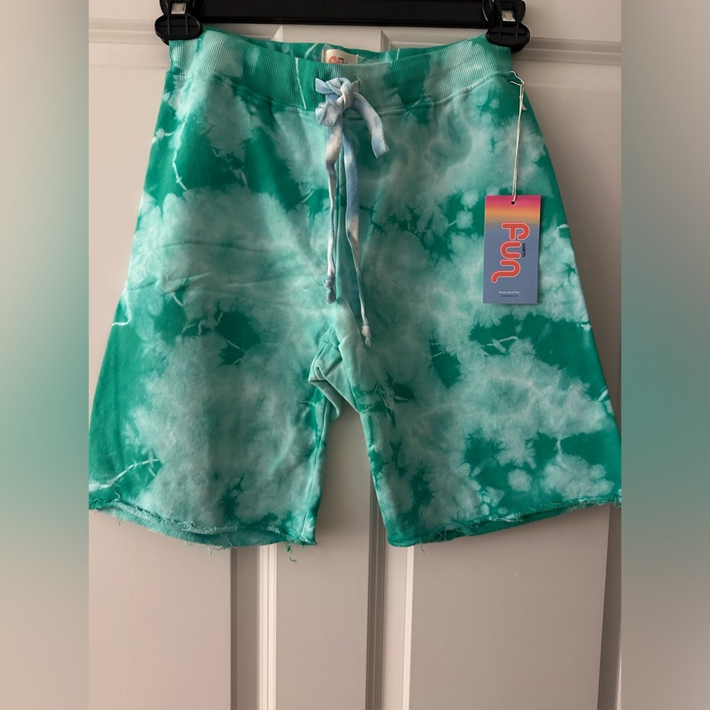 NWT  Warm Fun Tie-Dye EMERALD Green SKATER Shorts SIZE medium